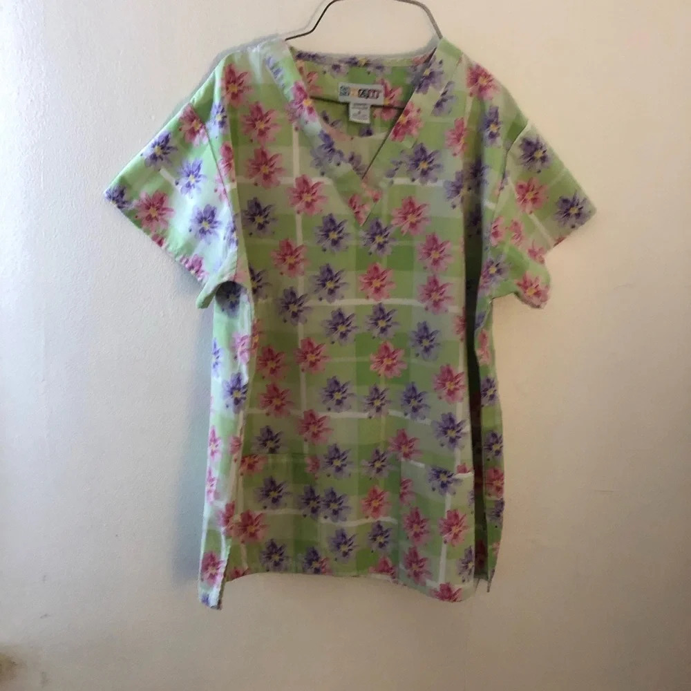 Stat ladies scrub top floral size small 55% cotton 45%‎ polyester